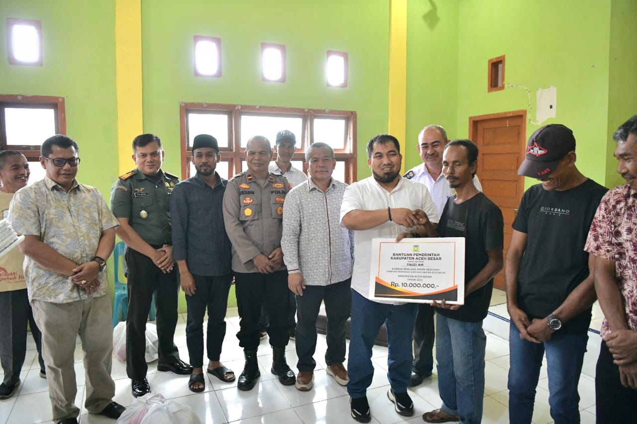 Pj Bupati Serahkan Bantuan Kepada 40 Korban Musibah Bencana Alam di Aceh Besar