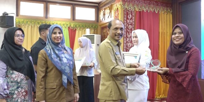 Asisten Sekda Serahkan Penghargaan Bagi Lima Perempuan Berjasa di Aceh