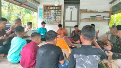 bacaleg DPRK Dapil 2 Muhammad Rifki Alifia  memberikan santunan kepada anak yatim saat bersilaturahmi dengan tokoh masyarakat Gampong Lamsujen Kecamatan Lhoong, Jumat (30/6/2023).  FOTO/DOK PR