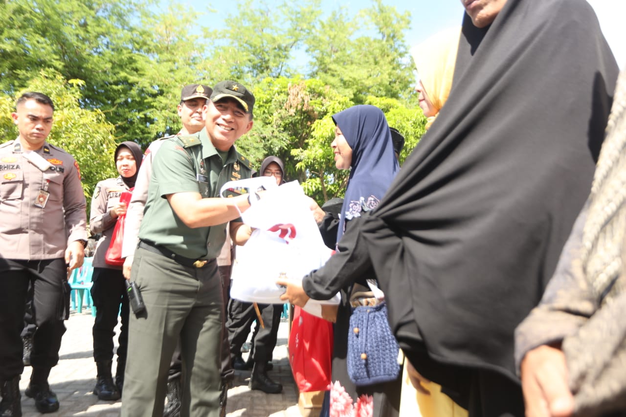 Kasdam IM Hadiri Bulan Bakti Polri Presisi, Polda Aceh Salurkan Paket Sembako Dalam Rangka Hari Bhayangkara Ke-77 Tahun 2023.