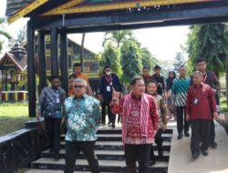 Kegiatan Indonesia Expo dan Forum 2023, Sekda Aceh dan Dirjen PUM Kunjungi Anjungan Aceh di TMII