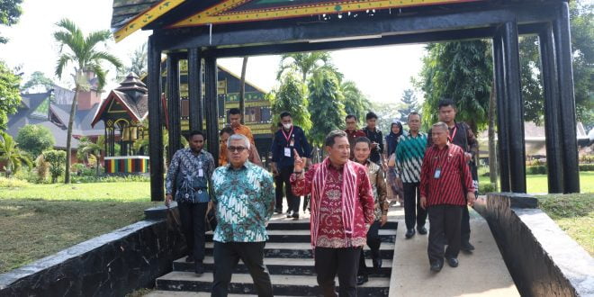 Kegiatan Indonesia Expo dan Forum 2023, Sekda Aceh dan Dirjen PUM Kunjungi Anjungan Aceh di TMII