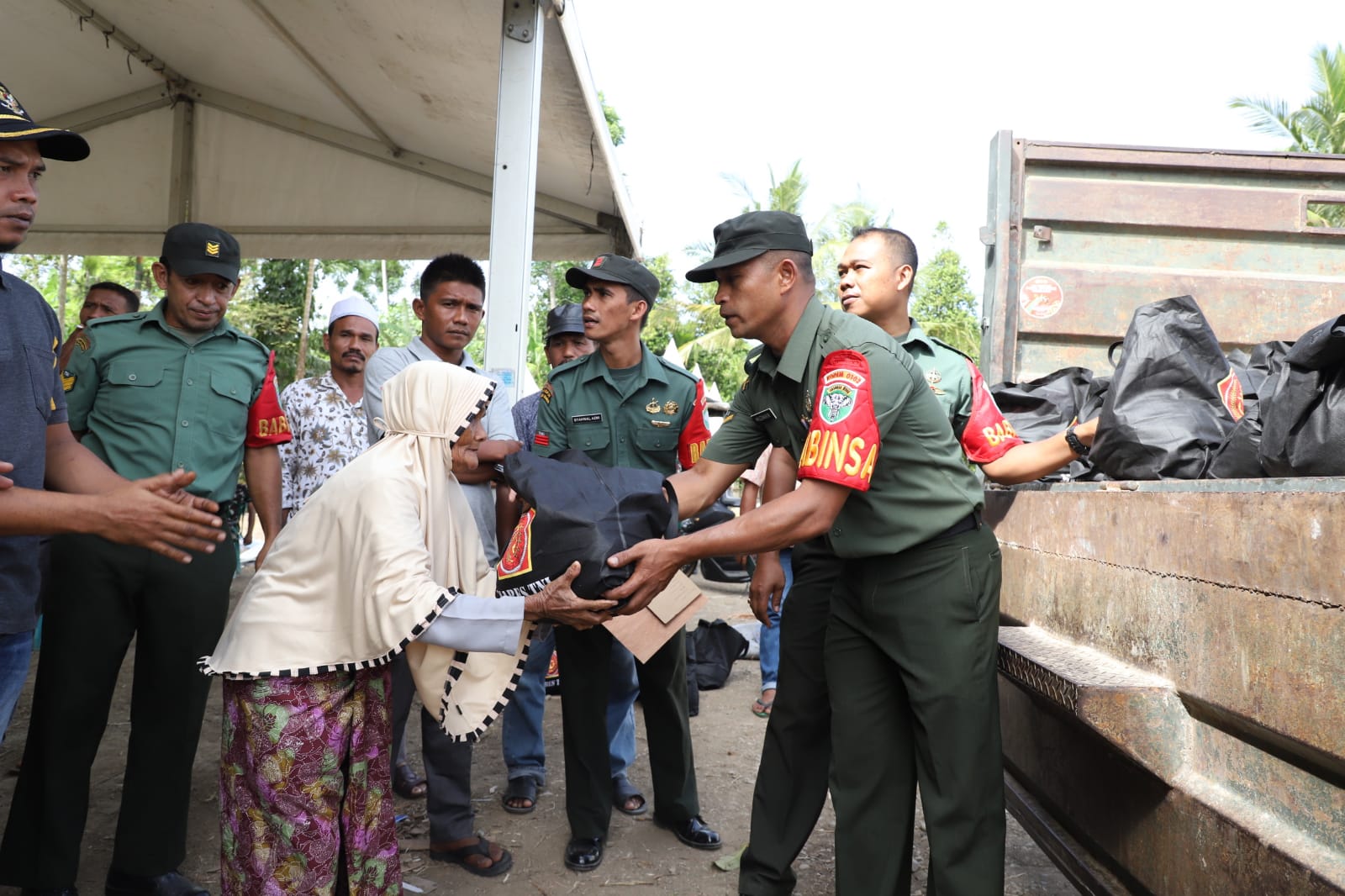 Kodim 0102/Pidie Salurkan 500 Paket Sembako Dari Mabes TNI Kepada Masyarakat
