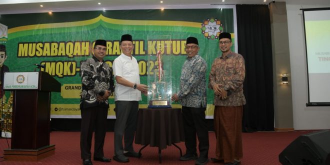 Penjabat Gubernur Aceh Tutup MQK se-Aceh, Serahkan Piala Juara Umum untuk Aceh Besar