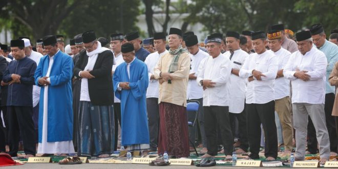 Penjabat Gubernur dan Sekda Aceh Shalat Ied di Blang Padang