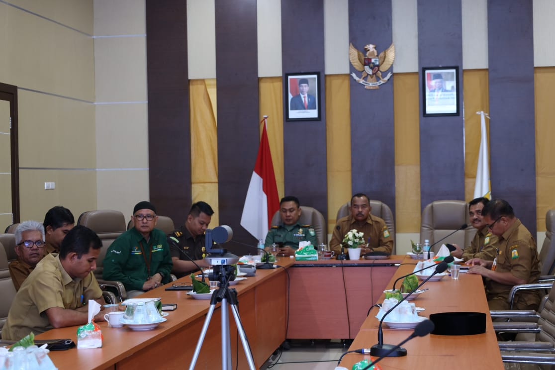 Pj Bupati Aceh Besar Ikuti Zoom Meeting dengan Mendagri
