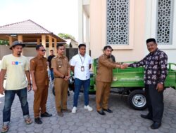 Pj Bupati Aceh Besar Serahkan Motor Viar untuk Gampong Lubok Batee