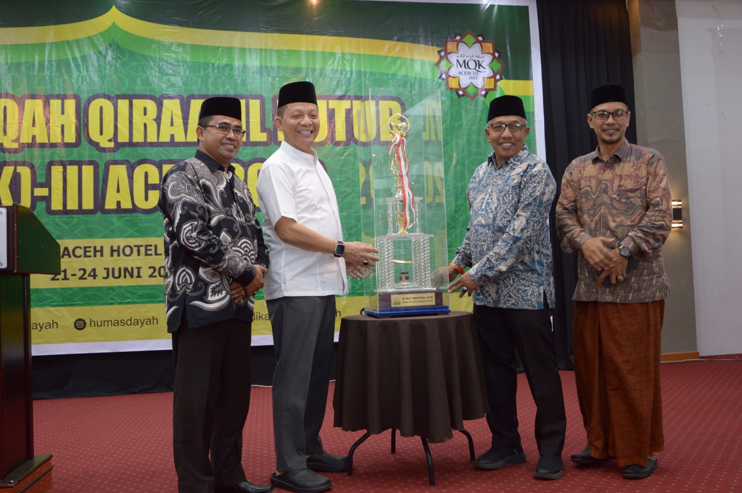Pj Gubernur Aceh Tutup MQK se-Aceh, Serahkan Piala Juara Umum untuk Aceh Besar