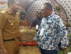 Wagub Sumbar Tertarik dengan Mesin Press Jerami Portabel di stand Aceh