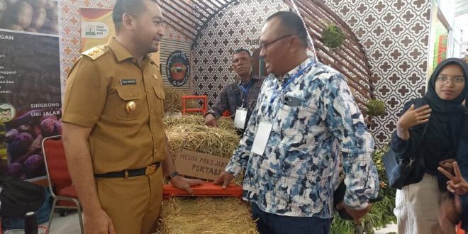 Wagub Sumbar Tertarik dengan Mesin Press Jerami Portabel di stand Aceh