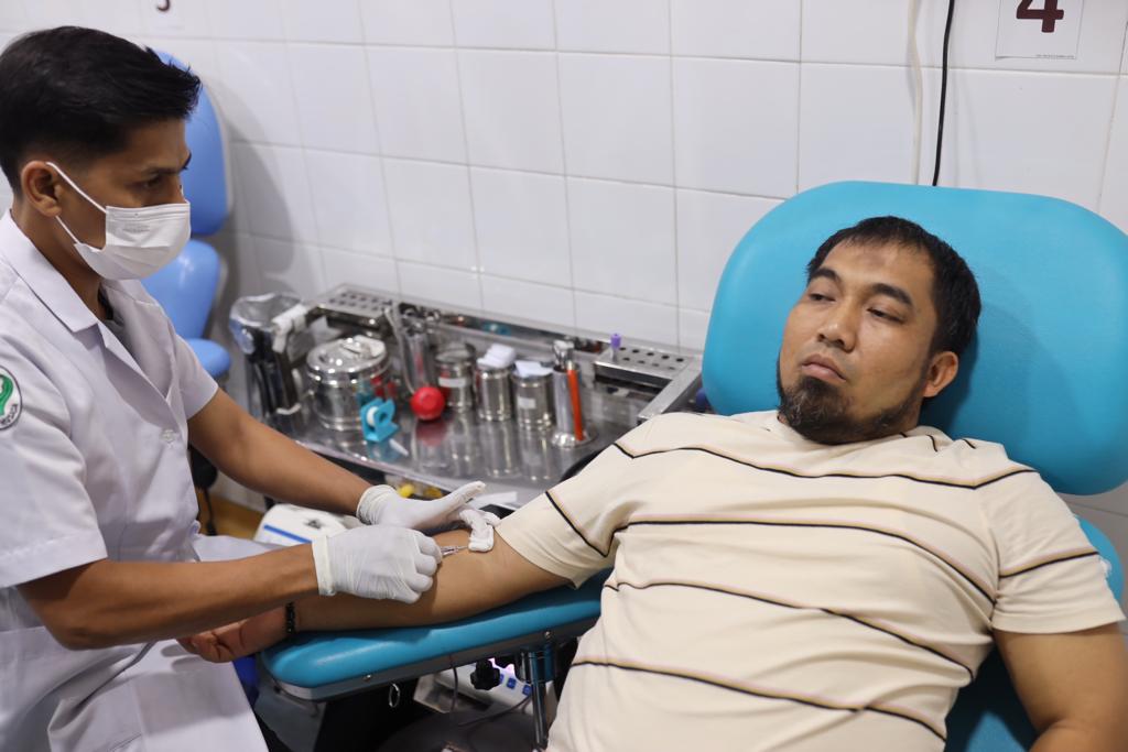 Pj Bupati Aceh Besar Mendonor Darah di Tengah Malam
