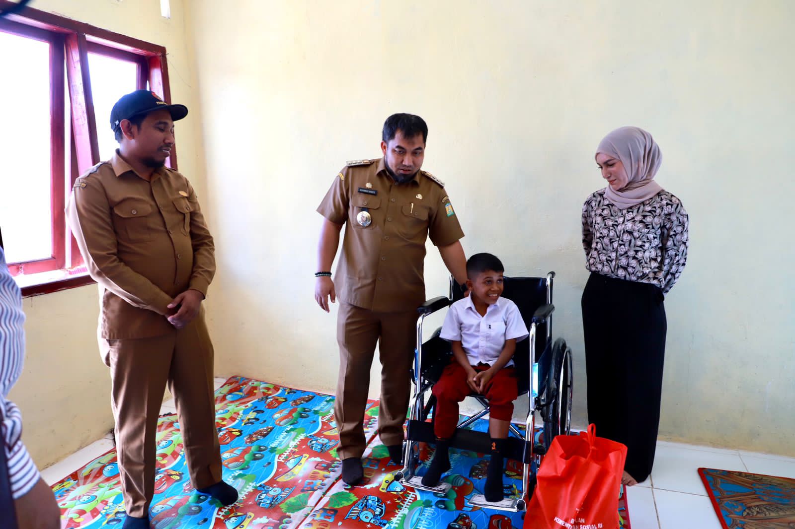 Pj Aceh Besar Serahkan Tiga Kursi Roda Bantuan Kemensos untuk Warga Penderita Lumpuh