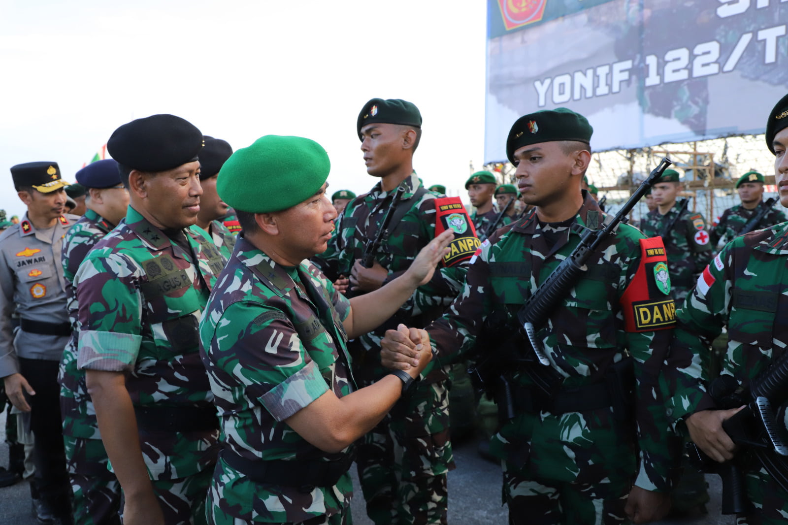 Kasdam IM mewakili Pangdam IM mendampingi Panglima TNI berangkatkan Satgas Pamtas Statis RI – PNG Yonif RK 111/KB dan Yonif 122/TS