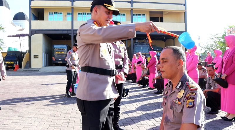 Tradisi Mandi Kembang di Polresta Banda Aceh saat 63 Personelnya Naik Pangkat