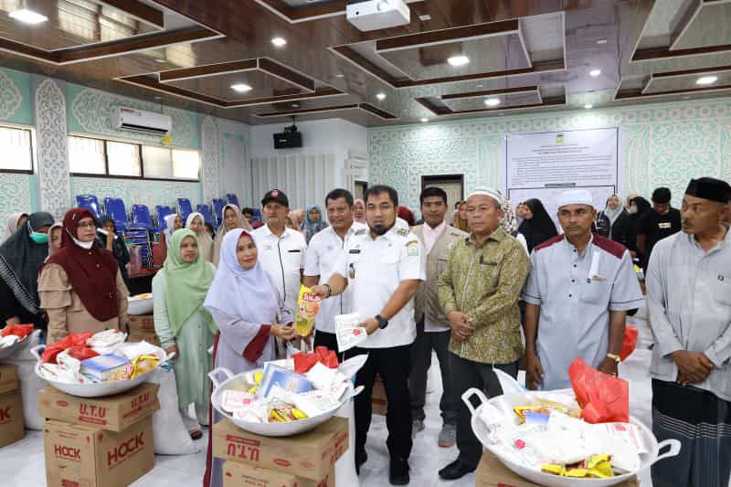 Pj Bupati  Aceh Besar Serahkan Bantuan Usaha Ekonomi Produktif