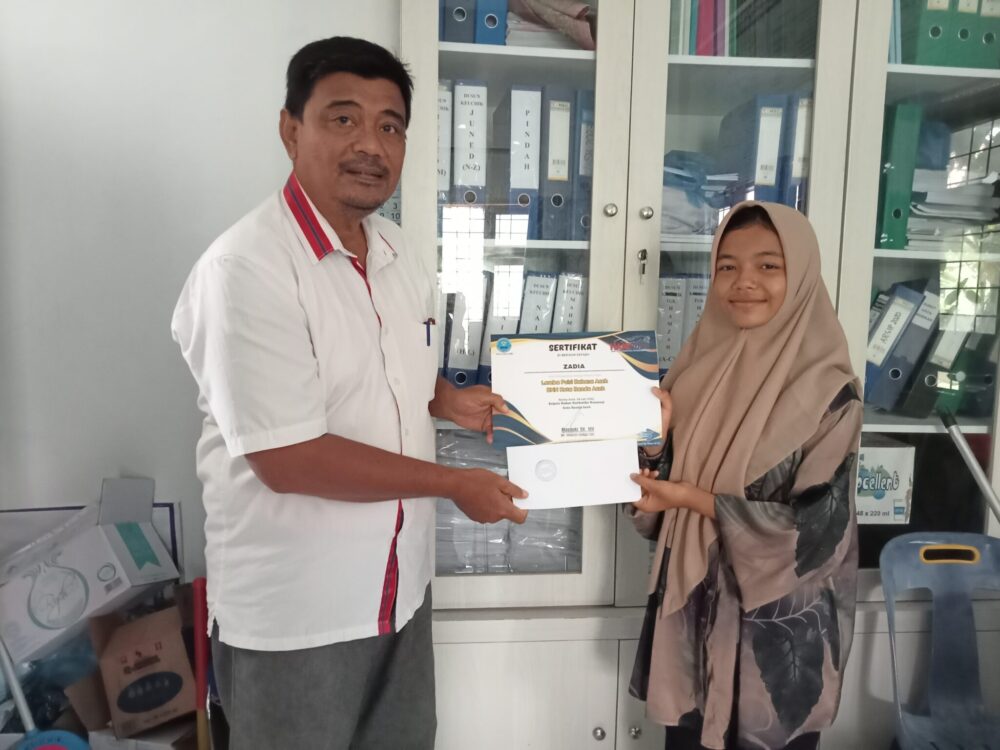 Keuchik Peunyeurat Serahkan Bonus Lomba Puisi