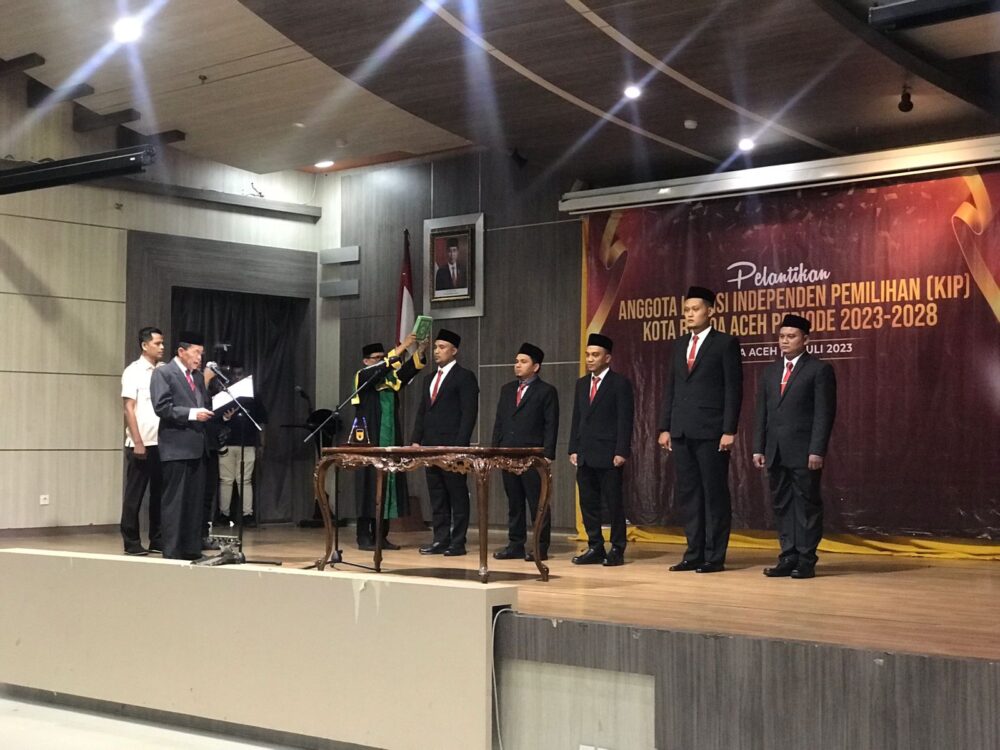 Plh Wali Kota Banda Aceh Lantik 5 Anggota KIP Periode 2023-2028
