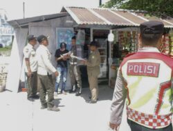 Satpol PP Aceh Besar Kembali Serahkan Surat Teguran pada Pemilik Bangunan Liar di Darul Imarah