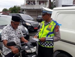Personel Operasi Patuh Seulawah Bagikan Brosur Tertib Berlalu Lintas