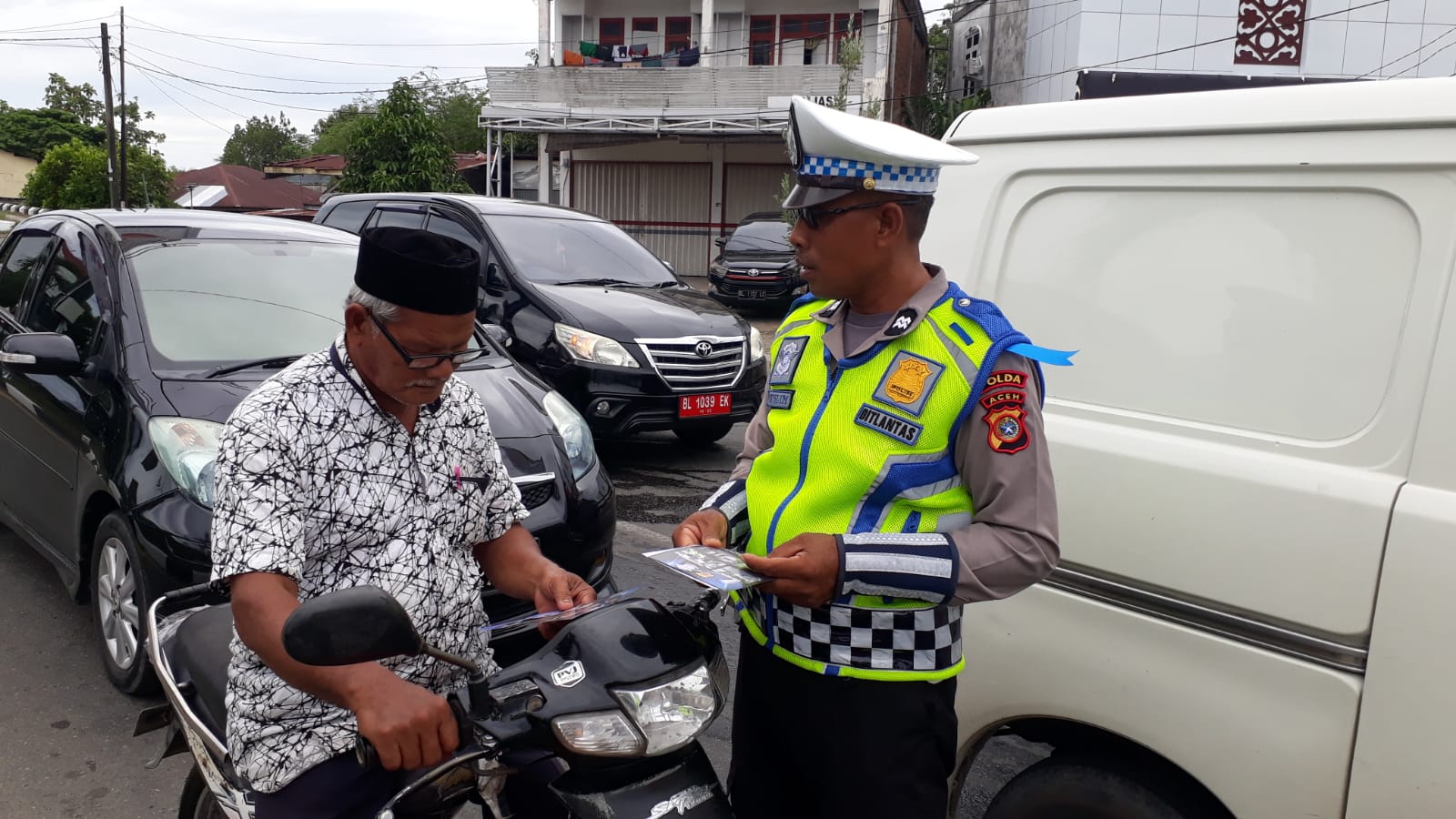 Personel Operasi Patuh Seulawah Bagikan Brosur Tertib Berlalu Lintas