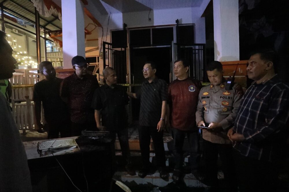 Tinjau Kantor Keuchik Kampung Baru yang Terbakar, Amiruddin Minta Pelayanan Publik Tetap Berjalan