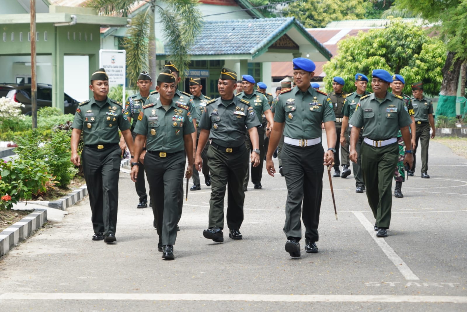 Pangdam IM didampingi Kapoksahli Pandam IM meninjau Markas Polisi Militer Kodam IM.