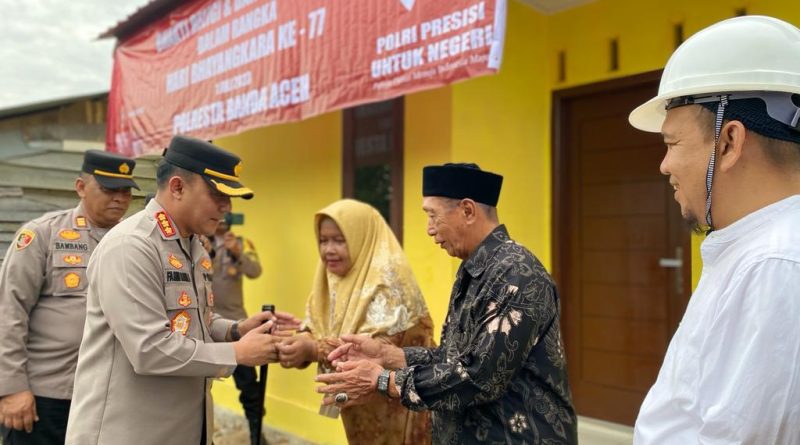 Kapolresta Banda Aceh Serahkan Kunci Rumah Untuk Warga Bantuan Bedah Rumah Layak Huni