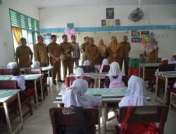 Orang Tua Antusias Antar Anak di Hari Pertama Masuk Sekolah