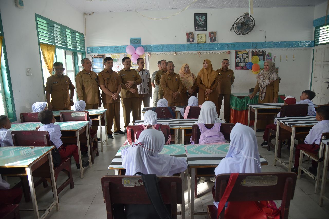 Orang Tua Antusias Antar Anak di Hari Pertama Masuk Sekolah