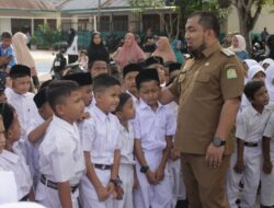 Pj Bupati Aceh Besar Apresiasi Orang Tua Murid yang Ikut Antarkan Anaknya di Hari Pertama Sekolah