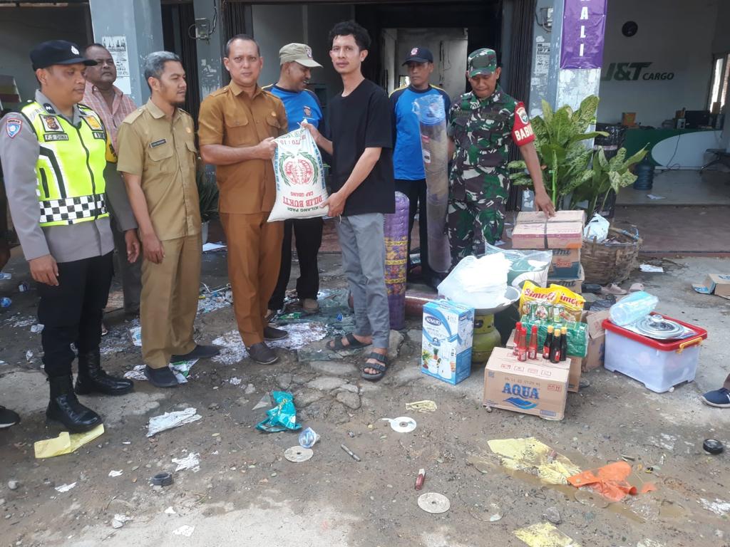 Dinsos Serahkan Bantuan Masa Panik untuk Korban Kebakaran di Rukoh