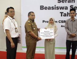 Pj Bupati Aceh Besar Serahkan Beasiswa PT SBA Secara Simbolis Kepada Pelajar dan Mahasiswa