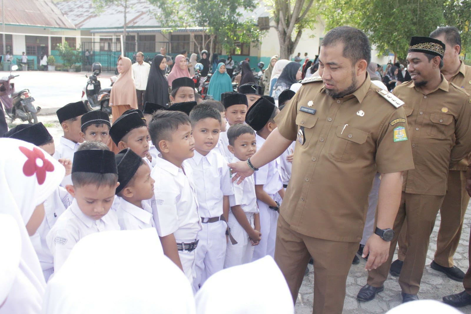 Plt Kadisdikbud Aceh Besar Apresiasi Antusias Orang Tua Antar Anak di Hari Pertama Masuk Sekolah
