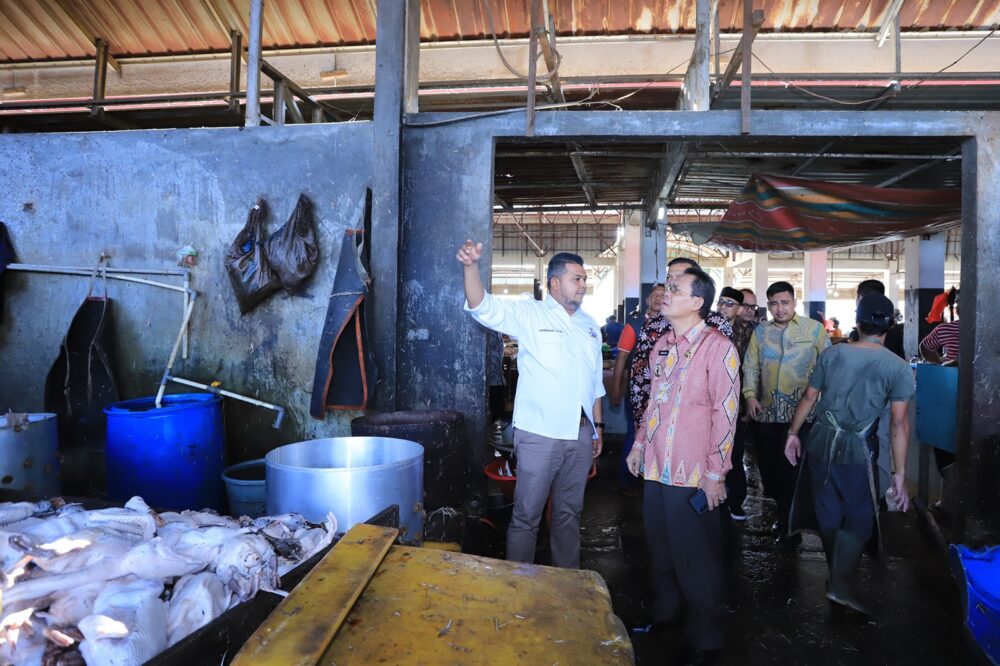 Kunjungi Pasar Al Mahirah, Amiruddin Pastikan Atap Bocor Segera Diperbaiki