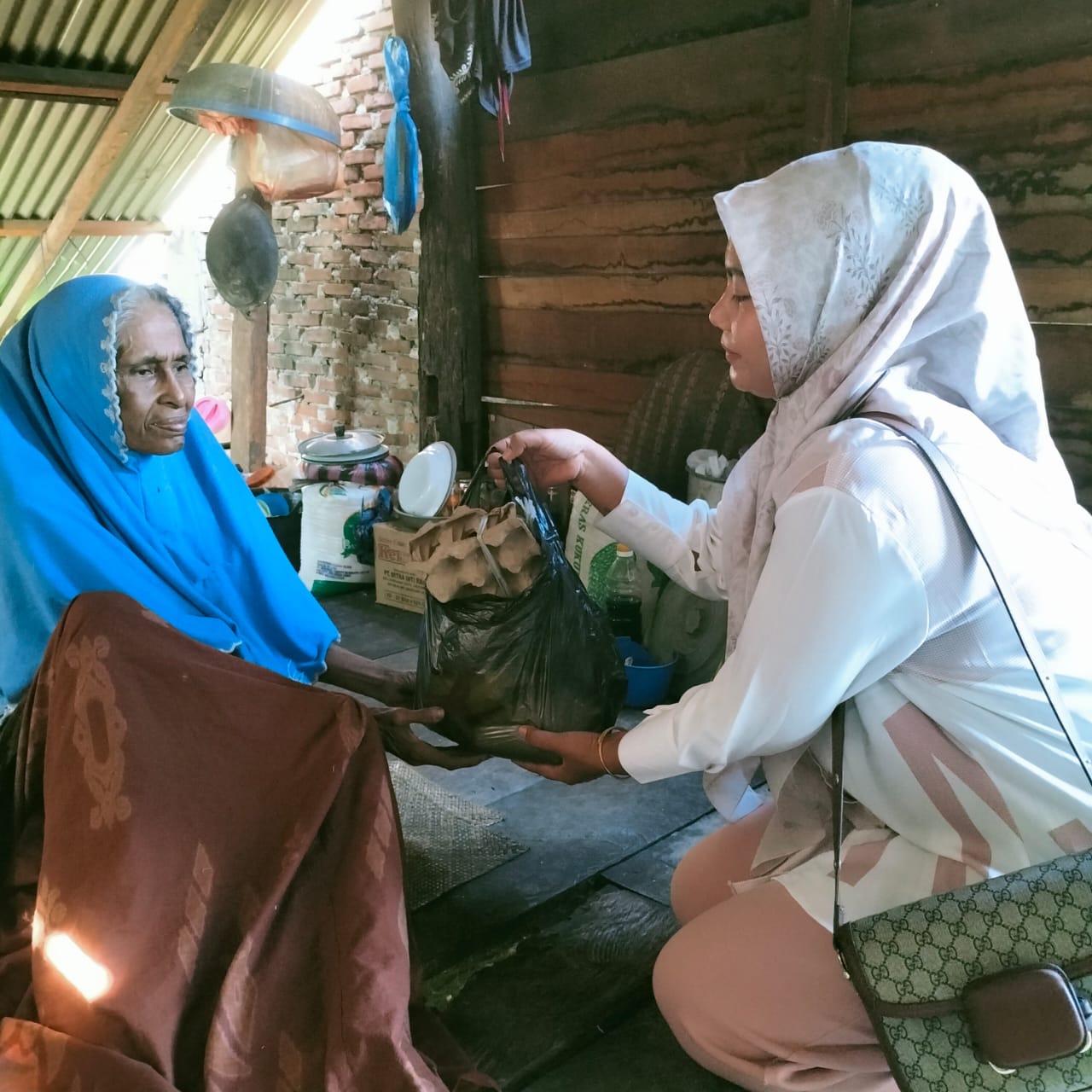 Dengan Program SAJADAH, Puskesmas Blang Bintang Bantu Masyarakat Kurang Mampu