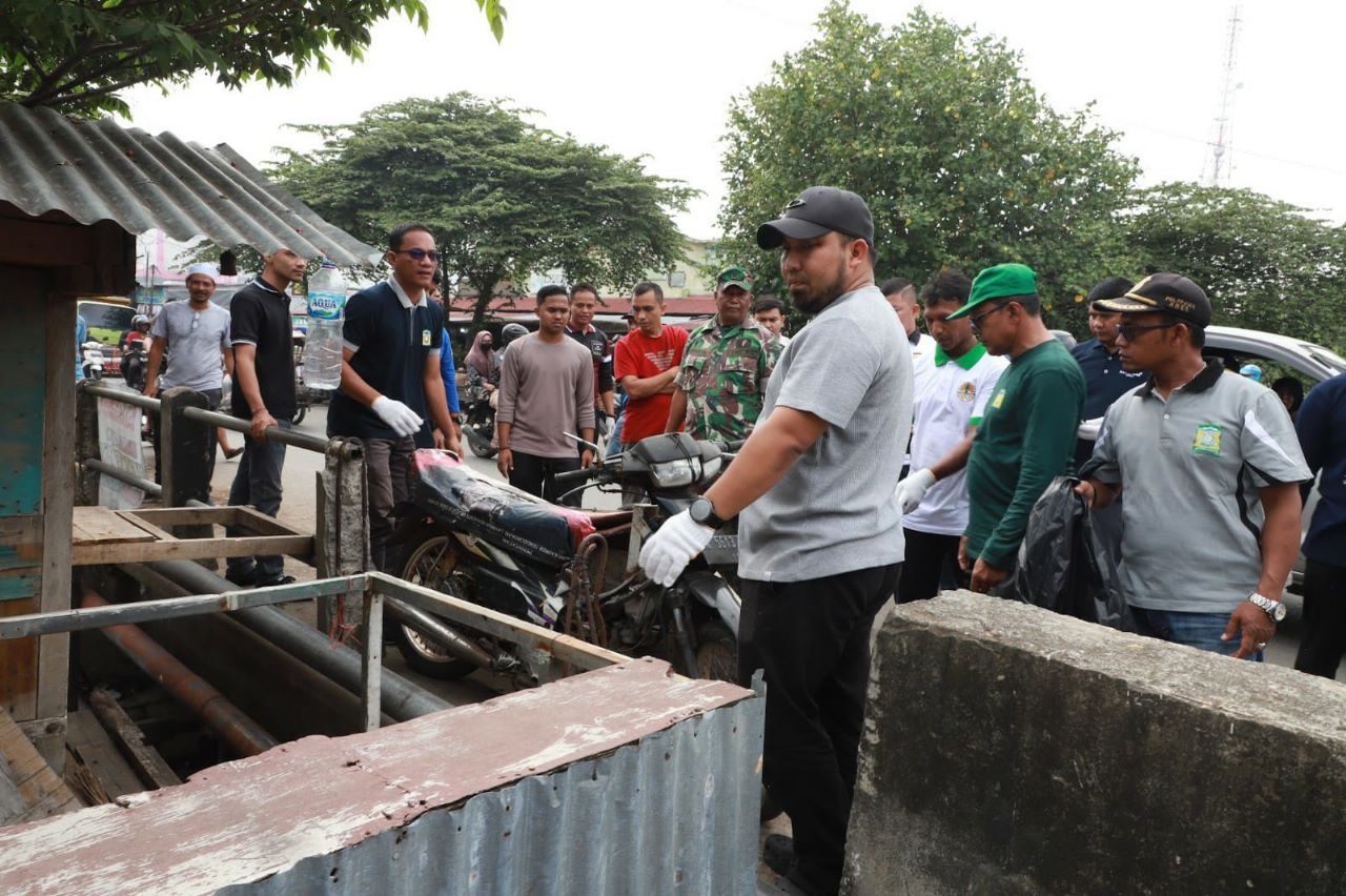 Pj Bupati Aceh Besar Kembali Pimpimn Aksi 1 Jam Pungut Sampah di Pasar Induk Lambaro