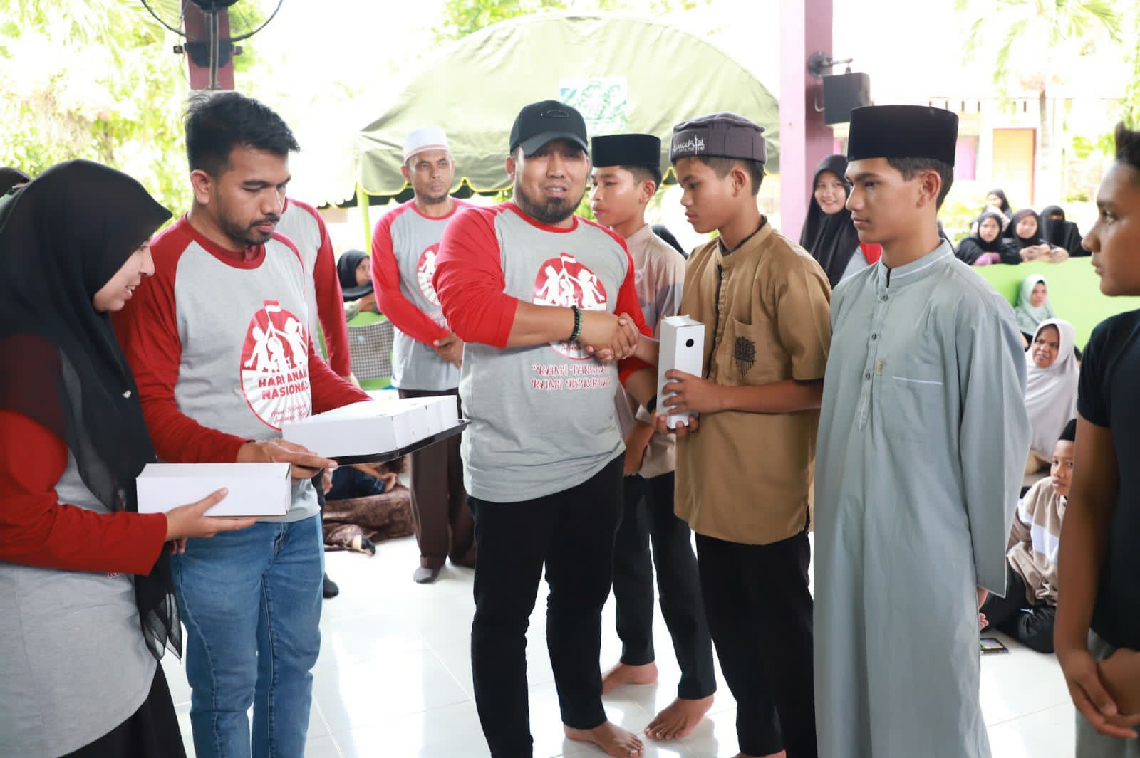Pj Bupati dan Ketua LKKS Aceh Besar Bagi Hadiah untuk Pemenang Lomba HAN 2023