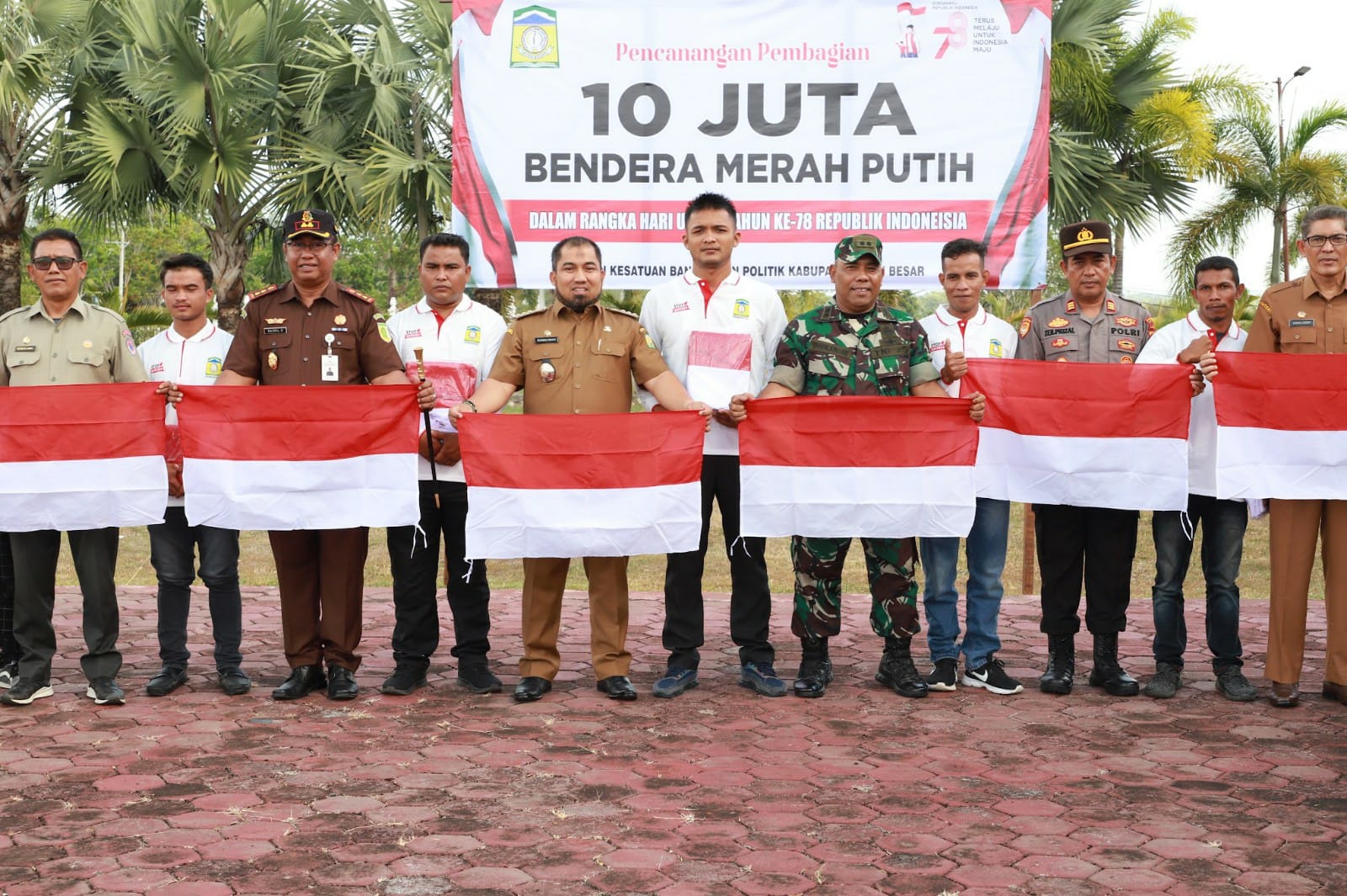Pj Bupati Aceh Besar dan Forkopimda Launching Pencanangan 10 Juta Bendera Merah Putih