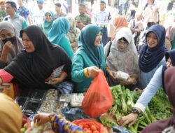 Pj Ketua TP PKK Aceh Besar Kunjungi dan Ikut Belanja di Pasar Murah Hari Bakti ke-76 TNI AU