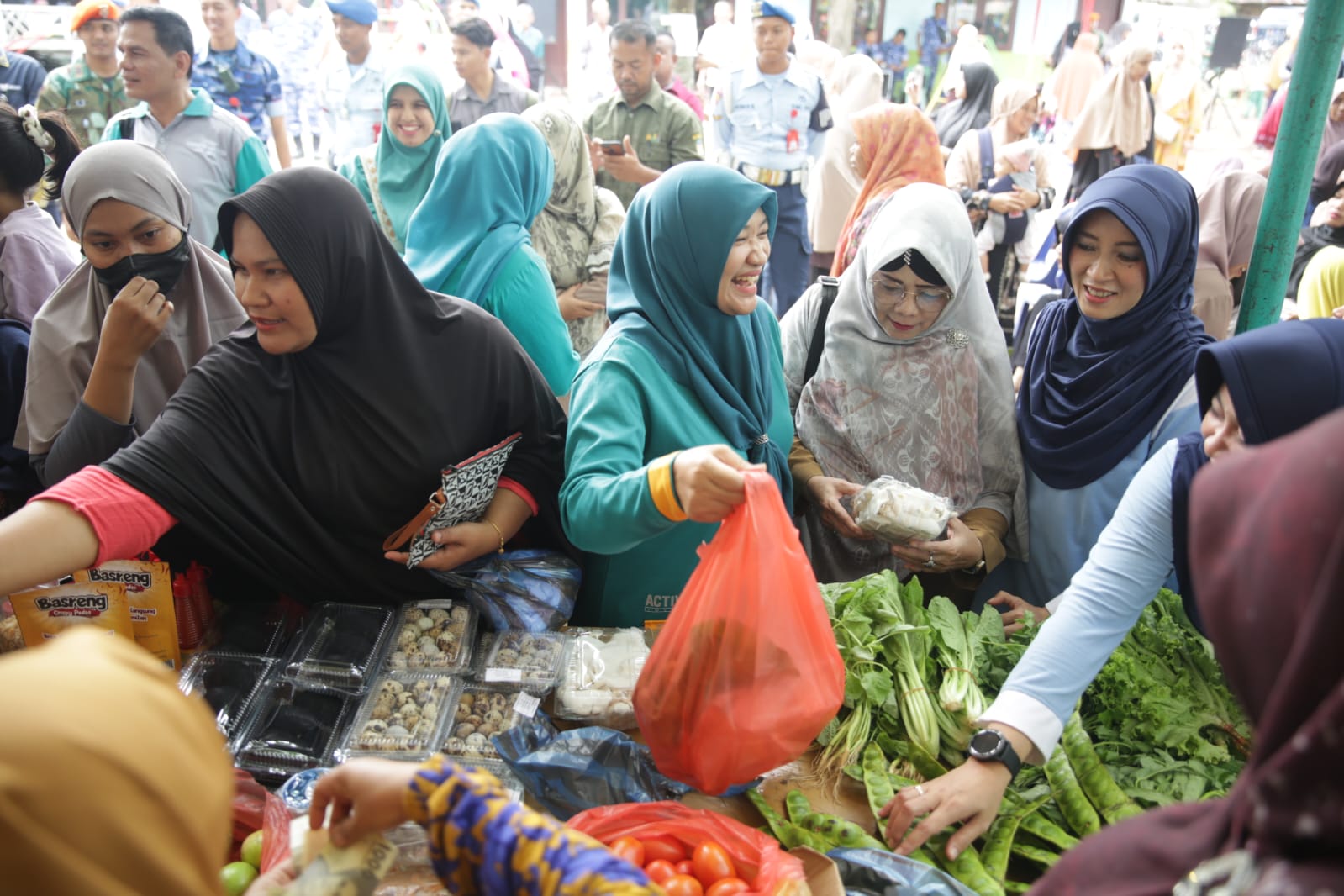 Pj Ketua TP PKK Aceh Besar Kunjungi dan Ikut Belanja di Pasar Murah Hari Bakti ke-76 TNI AU