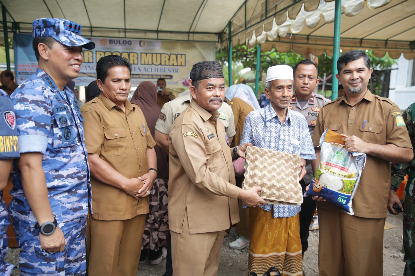 Peringati Harbak TNI AU ke-76, Pemkab Aceh Besar dan Danlanud SIM Gelar Pasar Murah