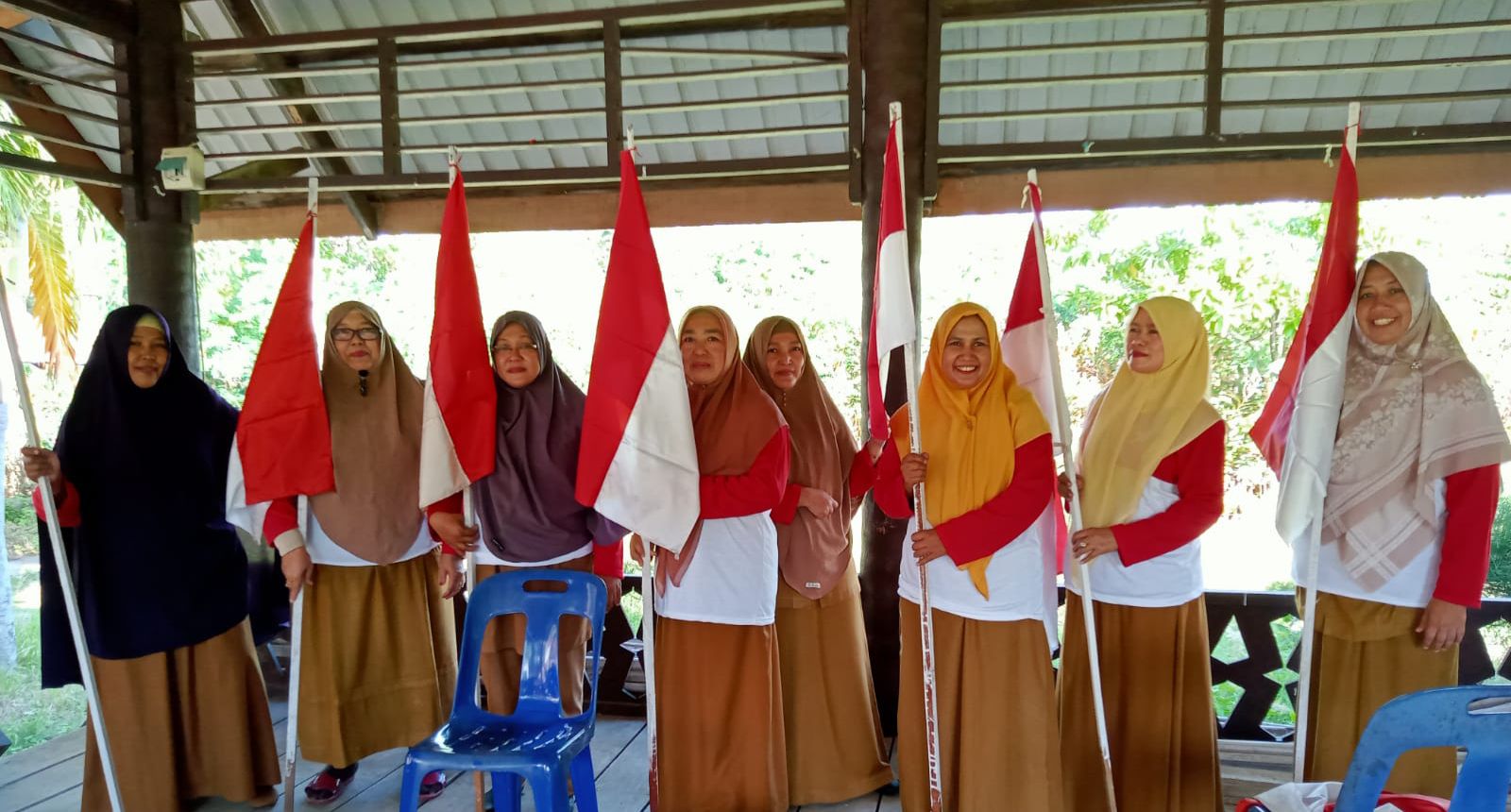Jelang 17 Agustus, Kantor Camat Meuraxa Mulai Dipasang Bendera Merah Putih