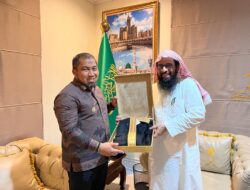 Takjub dengan Program Tahfiz Aceh Besar, Kepala Atase Agama Saudi Pakaikan Jubah Arab kepada Pj Bupati