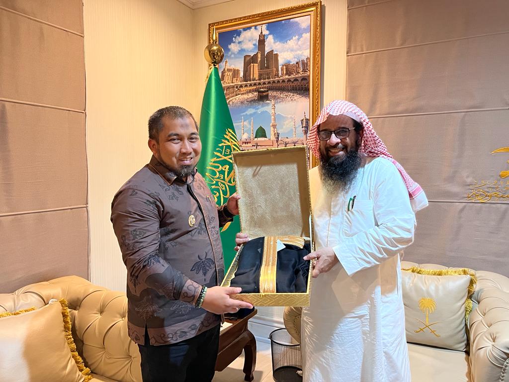 Takjub dengan Program Tahfiz Aceh Besar, Kepala Atase Agama Saudi Pakaikan Jubah Arab kepada Pj Bupati