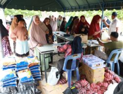 Ratusan Warga Mesjid Raya Aceh Besar Serbu Pasar Murah
