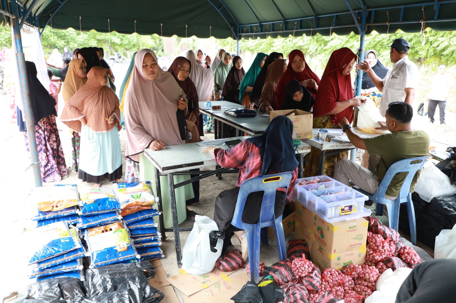 Ratusan Warga Mesjid Raya Aceh Besar Serbu Pasar Murah