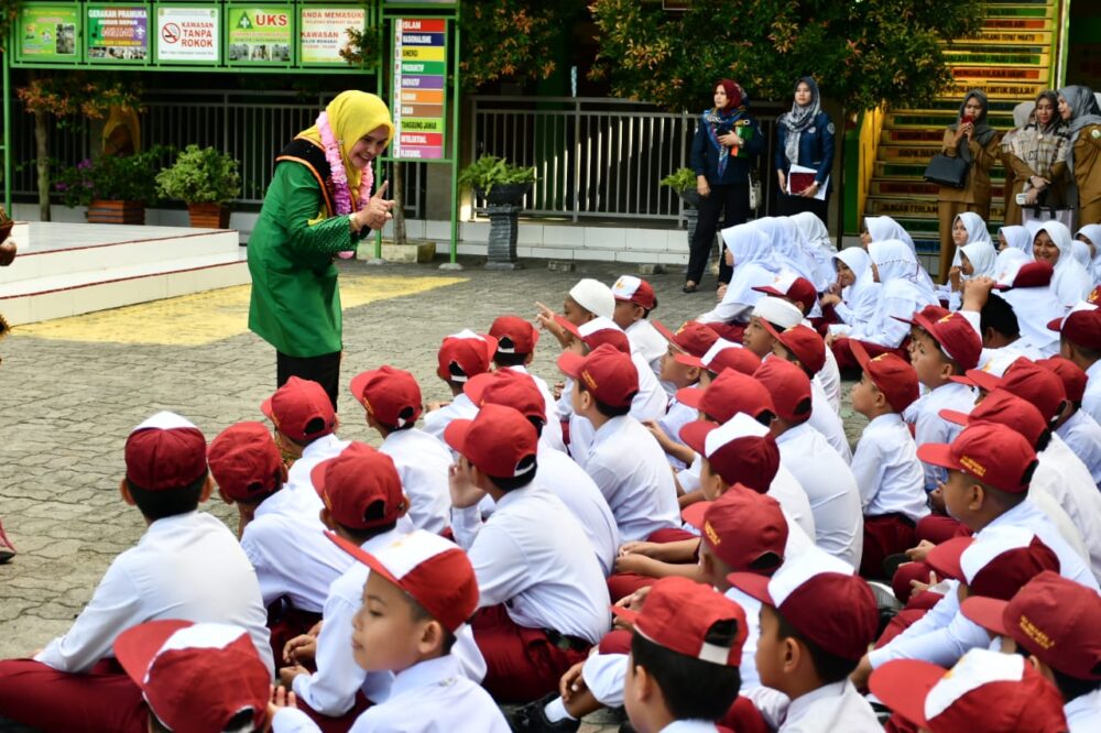 Pantau Transisi PAUD-SD, Wardiati Kunjungi SDN 3 Banda Aceh