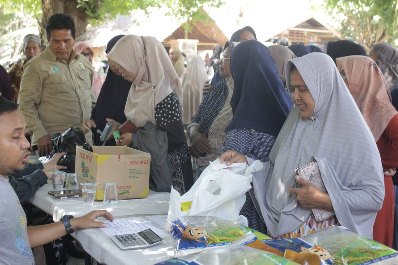 Emak Emak Serbu Pasar Murah Simpang Tiga Aceh Besar