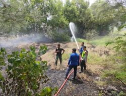 Personel Polsek Ulee Lheue Bersama Petugas Damkar Padamkan Api di Lahan Seluas 0,5 Hektar