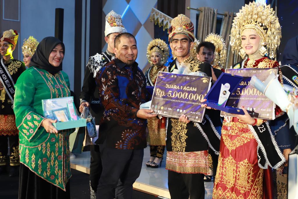 Pj Bupati Nobatkan Kamal Kurnia Hasan dan Maghfirah Duta Wisata Aceh Besar 2023